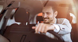 homme qui conduit une voiture avant l'achat