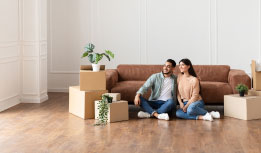 un couple qui observe une télévision dans un magasin